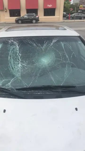Así quedó la luna delantera de su coche Así quedó la luna delantera de su coche