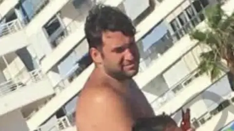'El Prenda' disfruta de su libertad provisional en la playa en Rota. 'El Prenda' disfruta de su libertad provisional en la playa en Rota.