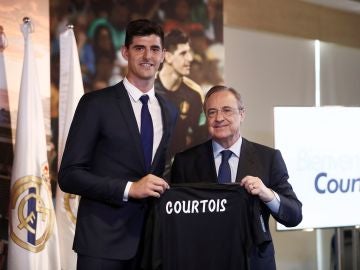 Courtois, junto a Florentino Pérez en su presentación con el Madrid