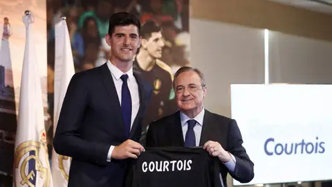 Courtois, junto a Florentino Pérez en su presentación con el Madrid Courtois, junto a Florentino Pérez en su presentación con el Madrid