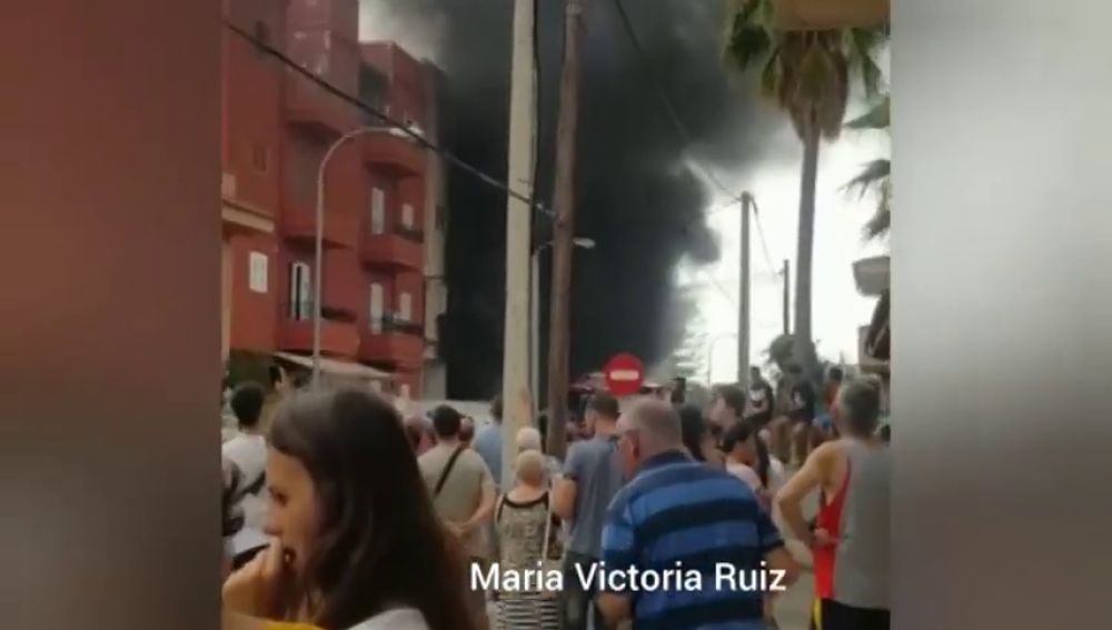 Desalojadas decenas de personas por el incendio de un taller situado en el bajo de un edificio en Son Ferrol