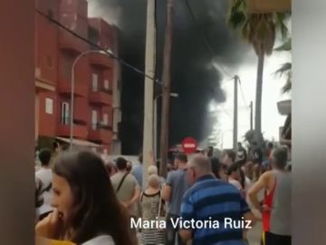 Desalojadas decenas de personas por el incendio de un taller situado en el bajo de un edificio en Son Ferrol