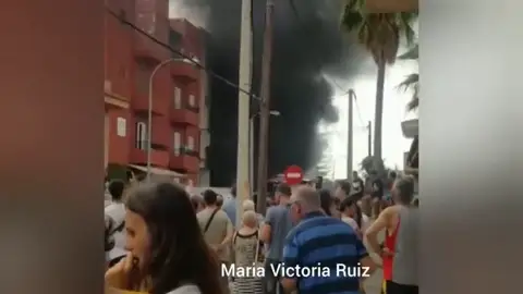 Desalojadas decenas de personas por el incendio de un taller situado en el bajo de un edificio en Son Ferrol Desalojadas decenas de personas por el incendio de un taller situado en el bajo de un edificio en Son Ferrol
