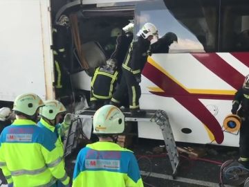 Un muerto y nueve heridos en una colisión en cadena con un camión y un autobús en Madrid