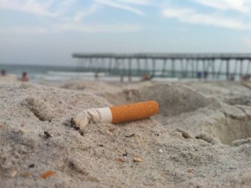 Un cigarrillo en la arena de la playa