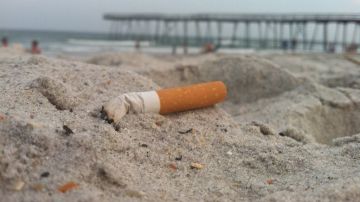 Un cigarrillo en la arena de la playa