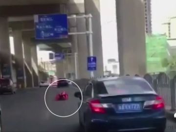 Un hombre con un traje de ruedas sorprende a los conductores de una carretera en China Un hombre con un traje de ruedas sorprende a los conductores de una carretera en China