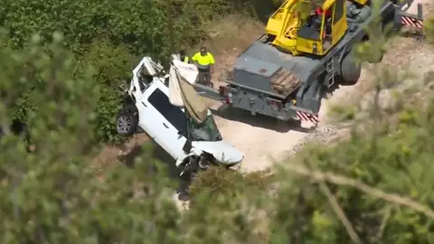 Coche rescatado en el pantano de Alarcón Coche rescatado en el pantano de Alarcón