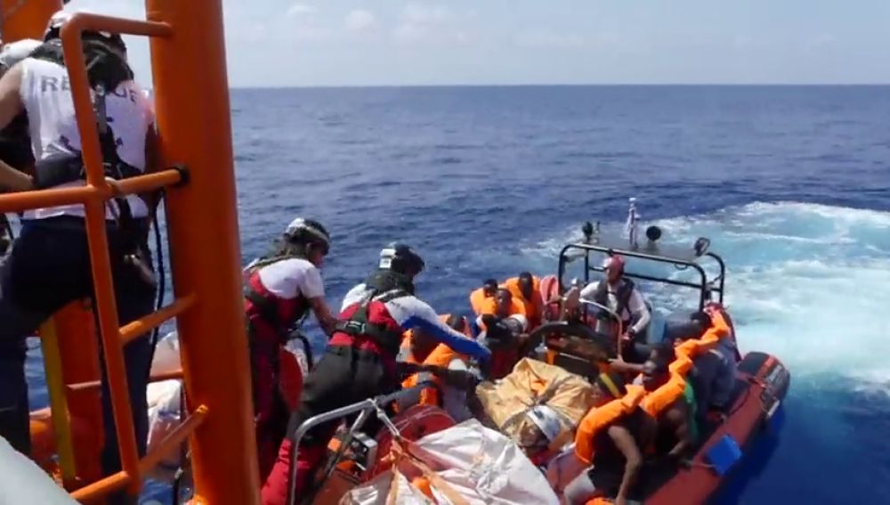 Al menos 400 inmigrantes son rescatados en las últimas horas en el mar Mediterráneo   
