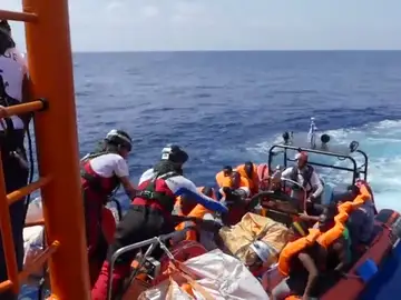 Al menos 400 inmigrantes son rescatados en las últimas horas en el mar Mediterráneo Al menos 400 inmigrantes son rescatados en las últimas horas en el mar Mediterráneo