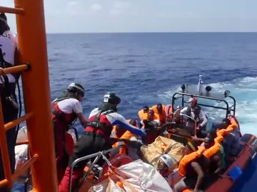 Al menos 400 inmigrantes son rescatados en las últimas horas en el mar Mediterráneo Al menos 400 inmigrantes son rescatados en las últimas horas en el mar Mediterráneo