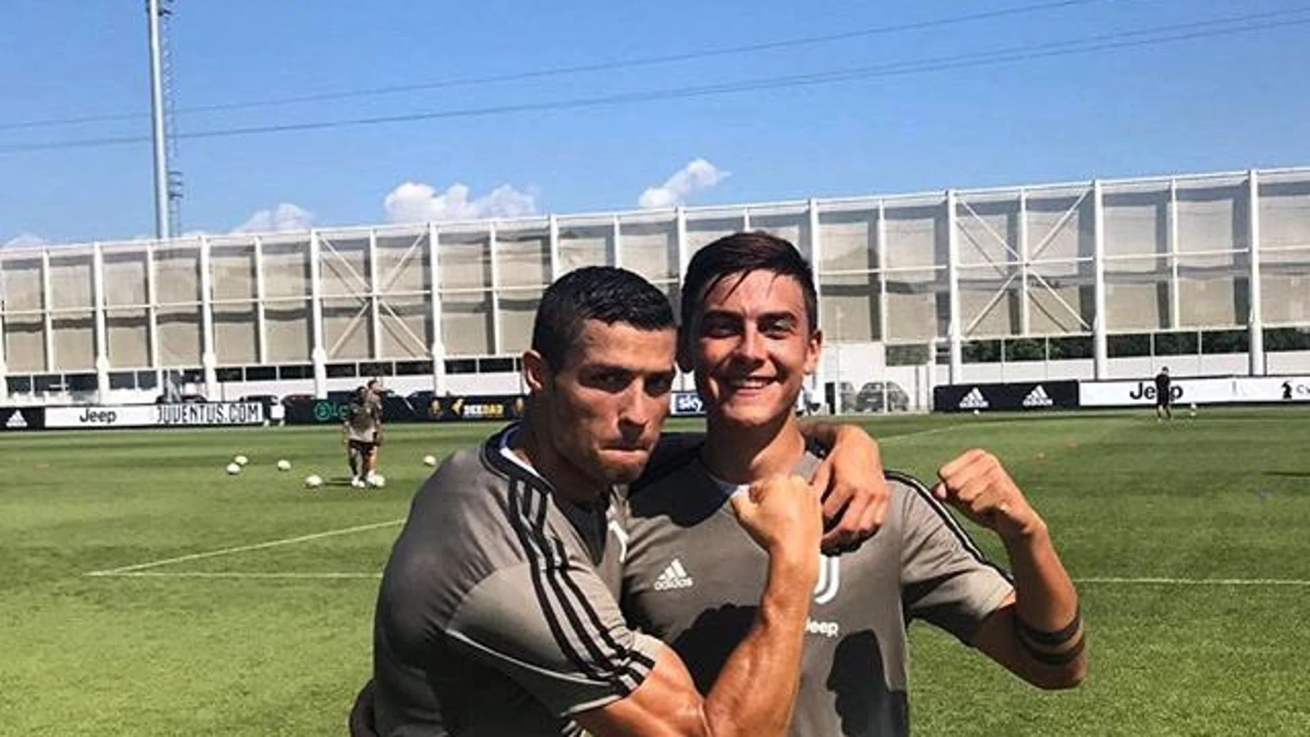 Cristiano y dybala en un entrenamiento con la Juventus Cristiano y dybala en un entrenamiento con la Juventus