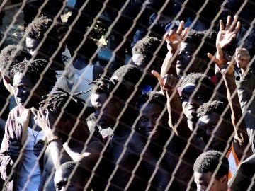 Migrantes subsaharianos tras acceder a Ceuta tras un salto masivo a la valla fronteriza que separa la ciudad de Marruecos