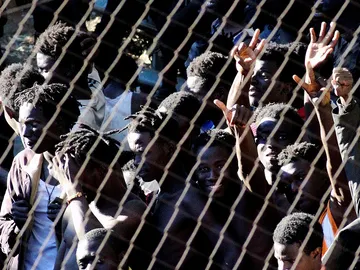 Migrantes subsaharianos tras acceder a Ceuta tras un salto masivo a la valla fronteriza que separa la ciudad de Marruecos Migrantes subsaharianos tras acceder a Ceuta tras un salto masivo a la valla fronteriza que separa la ciudad de Marruecos