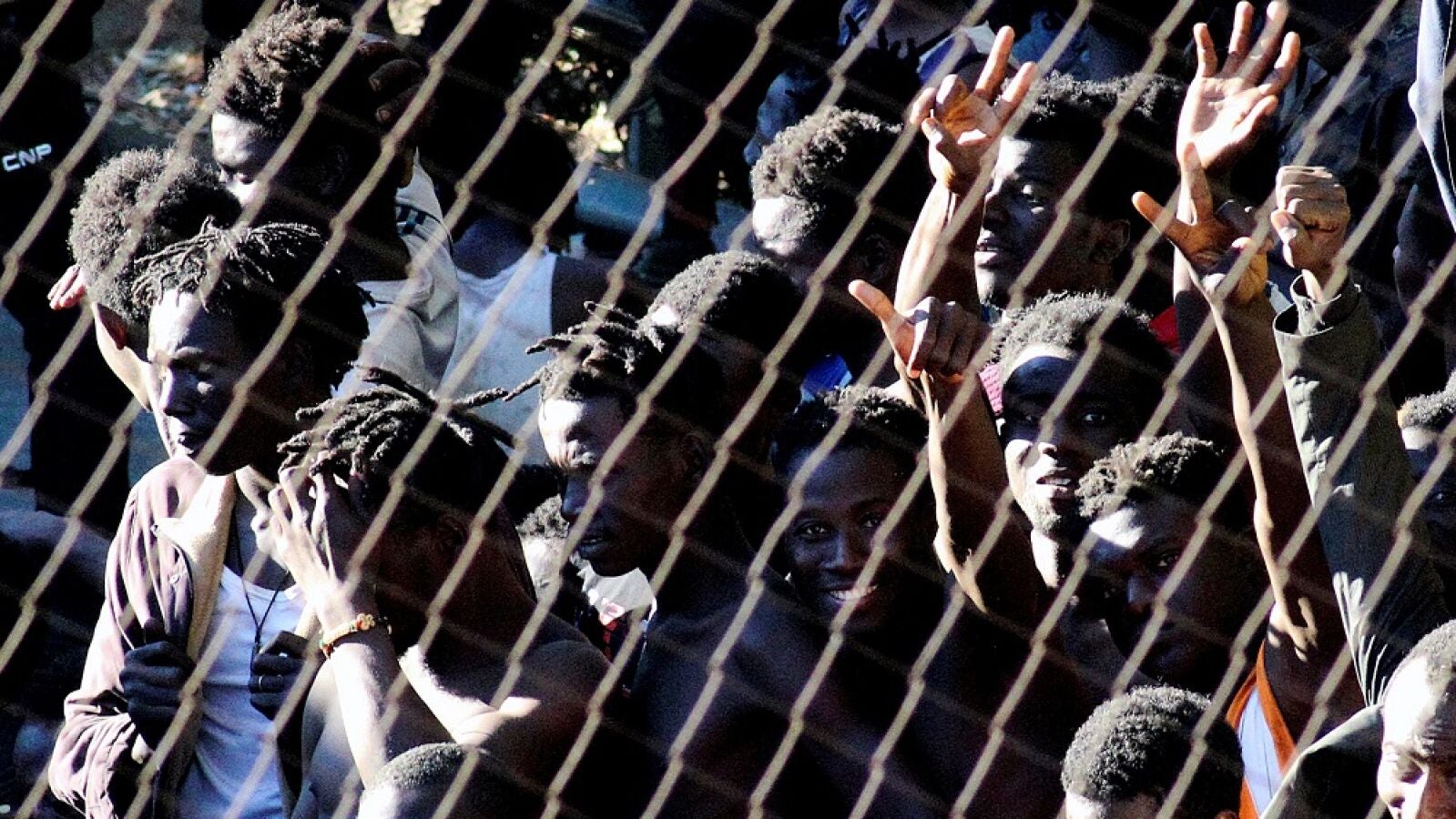 Trasladan a 100 inmigrantes desde Ceuta hasta la Península