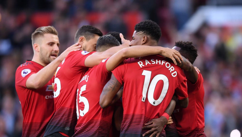 Los jugadores del Manchester United celebran un gol