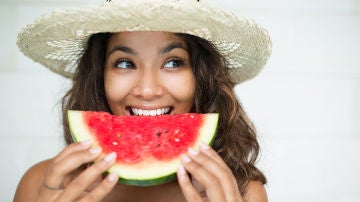 Mujer comiendo sandía