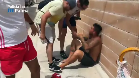 Agentes de paisano detienen a un hombre por hurtar una mochila con móviles y dinero en efectivo Agentes de paisano detienen a un hombre por hurtar una mochila con móviles y dinero en efectivo