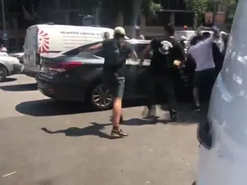 Un detenido por la agresión a un coche VTC en Barcelona en el que viajaba un matrimonio con su hija Un detenido por la agresión a un coche VTC en Barcelona en el que viajaba un matrimonio con su hija