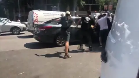 Un detenido por la agresión a un coche VTC en Barcelona en el que viajaba un matrimonio con su hija Un detenido por la agresión a un coche VTC en Barcelona en el que viajaba un matrimonio con su hija