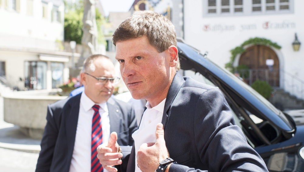 Jan Ullrich saliendo de un vehículo
