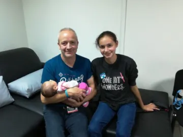 Patricia Aguilar, la joven captada por una secta, con su bebé y su padre Patricia Aguilar, la joven captada por una secta, con su bebé y su padre
