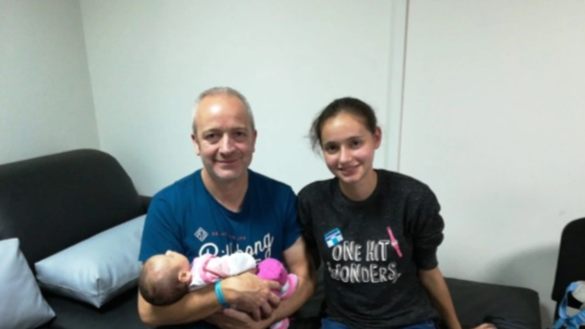 Patricia Aguilar, la joven captada por una secta, con su bebé y su padre Patricia Aguilar, la joven captada por una secta, con su bebé y su padre