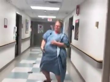 El divertido baile de una embarazada en unn hospital antes de dar a luz