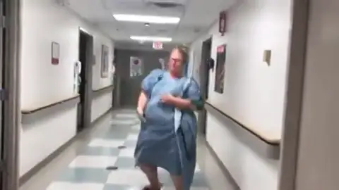 El divertido baile de una embarazada en unn hospital antes de dar a luz El divertido baile de una embarazada en unn hospital antes de dar a luz