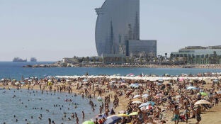 Vista de la playa de la Barceloneta (Barcelona) en un d&iacute;a de altas temperaturas en la ciudad condal