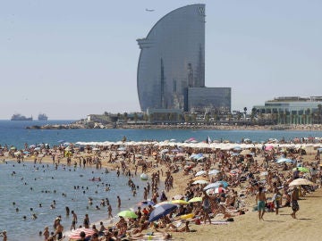 Vista de la playa de la Barceloneta (Barcelona) en un día de altas temperaturas en la ciudad condal