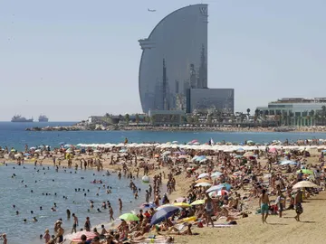 Vista de la playa de la Barceloneta (Barcelona) en un día de altas temperaturas en la ciudad condal Vista de la playa de la Barceloneta (Barcelona) en un día de altas temperaturas en la ciudad condal