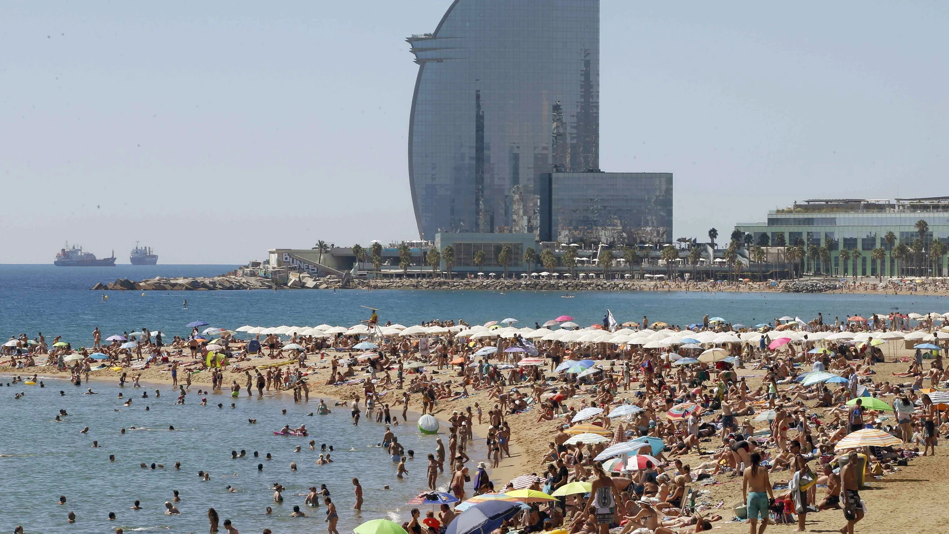 Vista de la playa de la Barceloneta (Barcelona) en un día de altas temperaturas en la ciudad condal Vista de la playa de la Barceloneta (Barcelona) en un día de altas temperaturas en la ciudad condal
