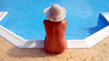 Nudismo en piscina Nudismo en piscina