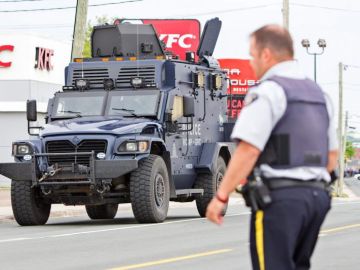 Vista de un camión blindado de la policía de Canadá