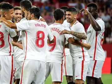 Lo jugadores del Sevilla celebran el gol de Banega Lo jugadores del Sevilla celebran el gol de Banega