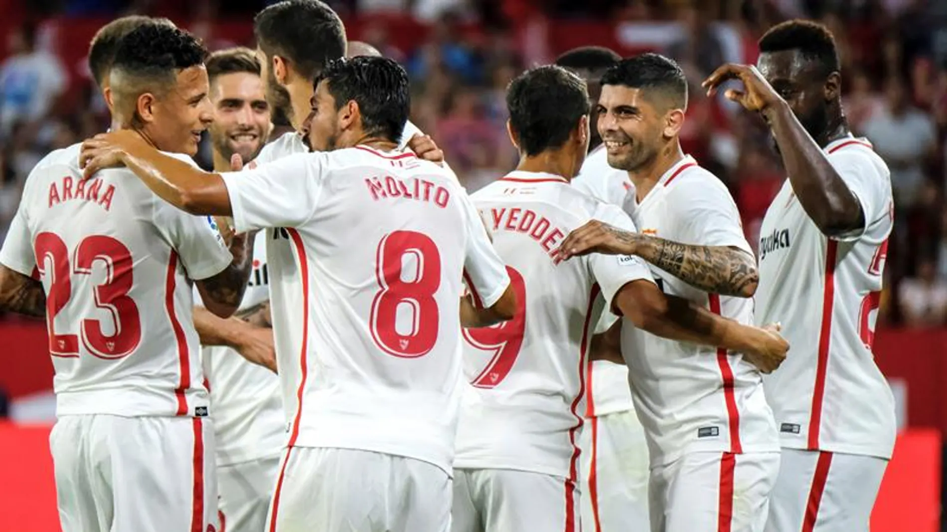 Lo jugadores del Sevilla celebran el gol de Banega Lo jugadores del Sevilla celebran el gol de Banega