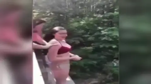 Empujan a una chica desde lo alto de un puente y sufre graves lesiones Empujan a una chica desde lo alto de un puente y sufre graves lesiones