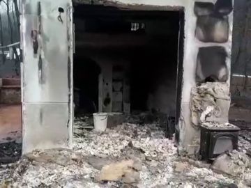 Regreso a una de las casas calcinada tras el incendio de Valencia