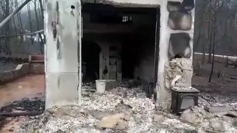 Regreso a una de las casas calcinada tras el incendio de Valencia Regreso a una de las casas calcinada tras el incendio de Valencia