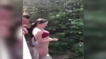 Empujan a una chica desde lo alto de un puente y sufre graves lesiones