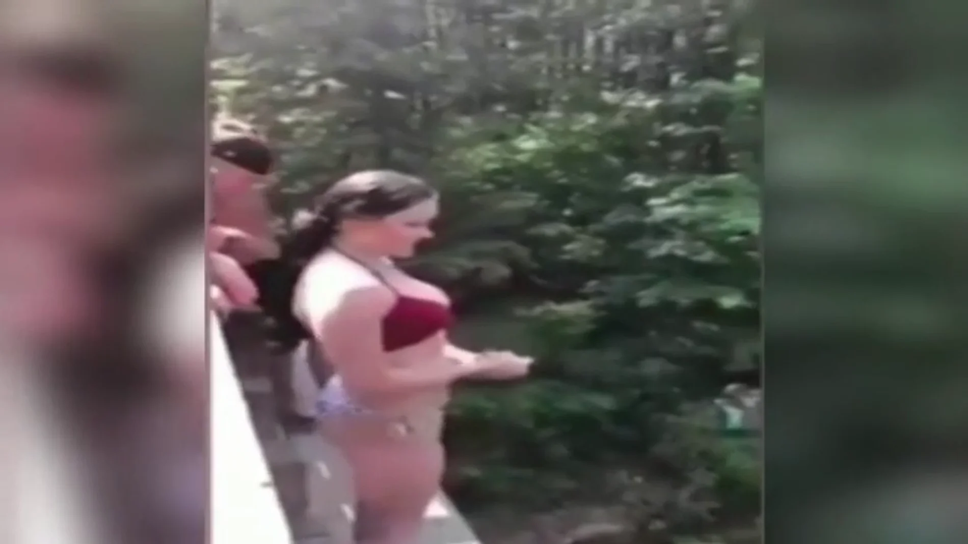 Empujan a una chica desde lo alto de un puente y sufre graves lesiones Empujan a una chica desde lo alto de un puente y sufre graves lesiones