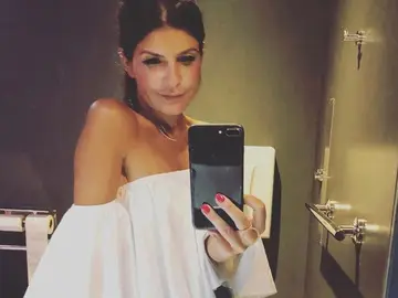 Ellie Holman permaneció tres días detenida con su hija en Dubái por beber alcohol en un vuelo Ellie Holman permaneció tres días detenida con su hija en Dubái por beber alcohol en un vuelo