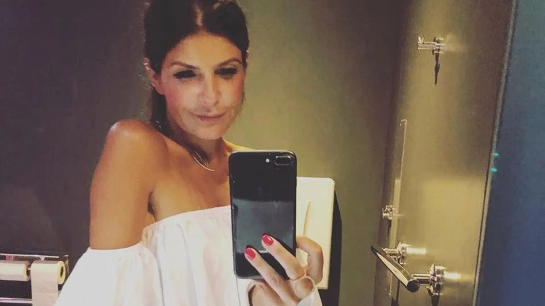 Ellie Holman permaneció tres días detenida con su hija en Dubái por beber alcohol en un vuelo Ellie Holman permaneció tres días detenida con su hija en Dubái por beber alcohol en un vuelo