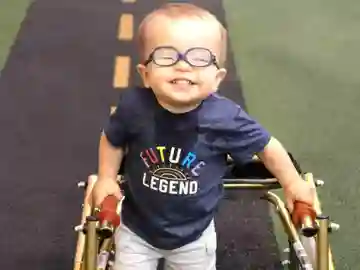 Román, el pequeño de dos años con espina bífida Román, el pequeño de dos años con espina bífida