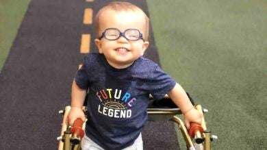 La historia de lucha y superación de Román, un niño de dos años con espina bífida