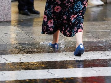 Mujer caminando en la lluvia