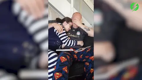 El emotivo momento en que una adolescente sorprende a su padrastro con los documentos de adopción El emotivo momento en que una adolescente sorprende a su padrastro con los documentos de adopción