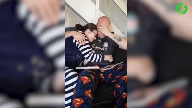 El emotivo momento en el que una adolescente sorprende a su padrastro con los documentos de adopción