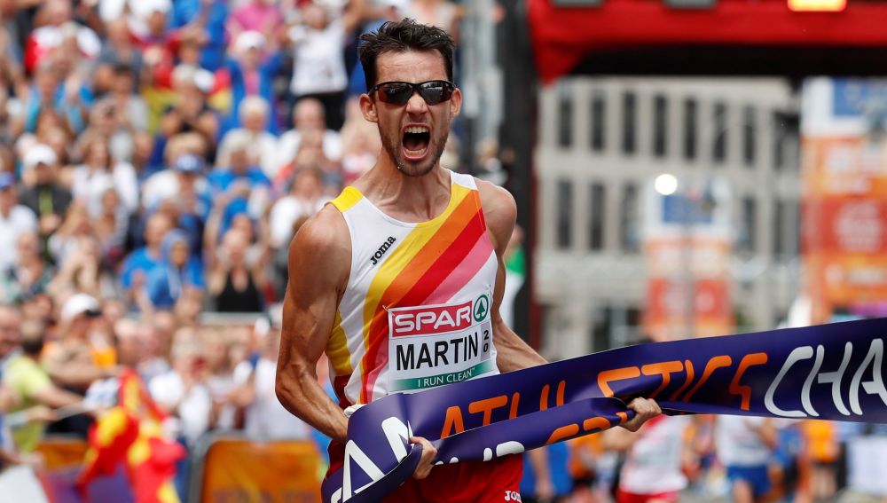 Álvaro Martín celebra su triunfo en su llegada a meta